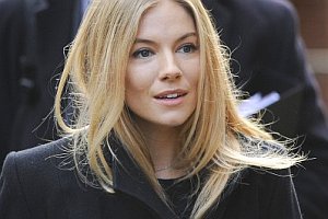 Dlaczego Sienna Miller|nakłada ketchup na włosy?